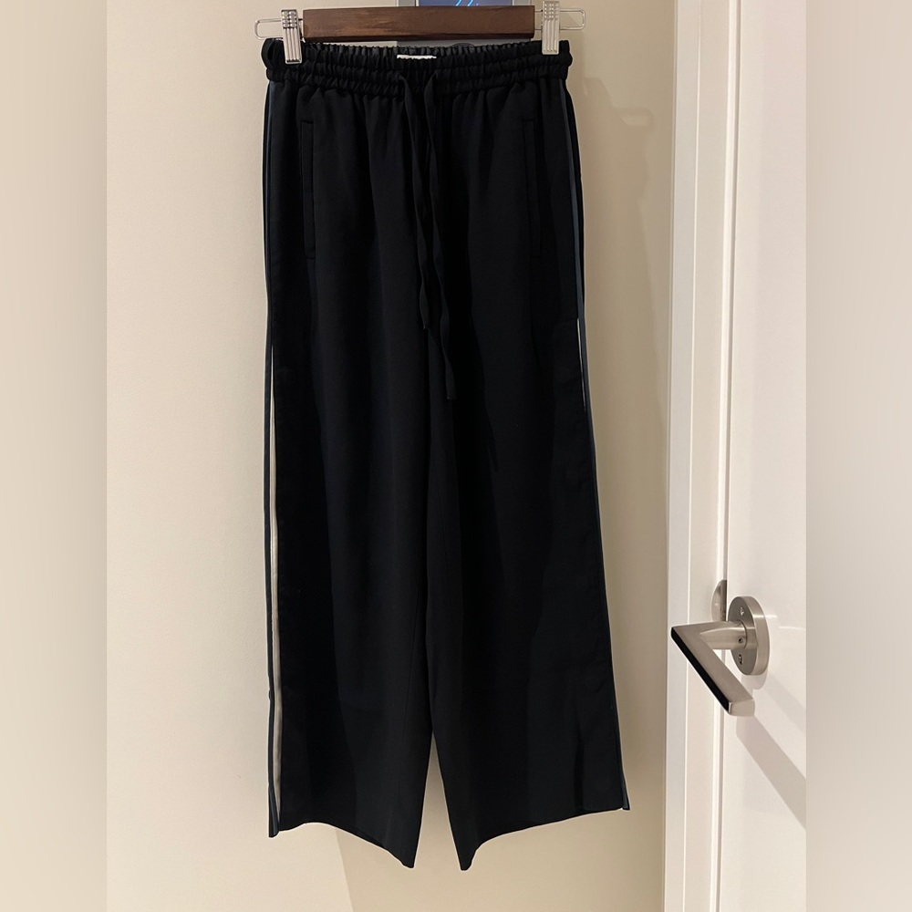 Babaton Black Wide-Leg Cropped Pants with Side Piping